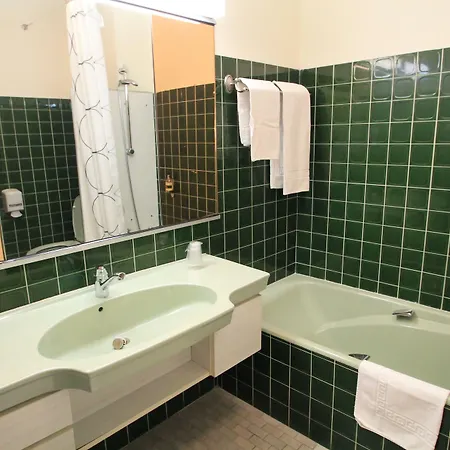 Adonis Lyon Est Artys Hotel 3*