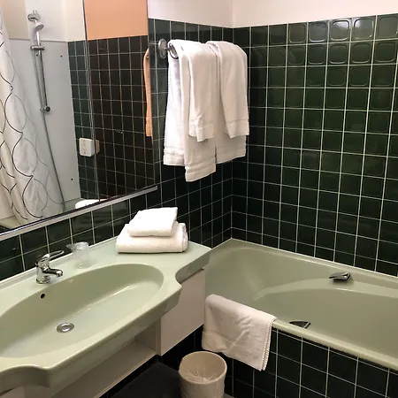 Hotel Adonis Lyon Est Artys 3*