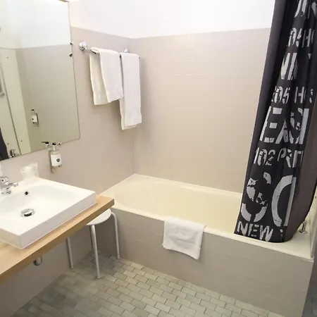 Adonis Lyon Est Artys Hotel 3*