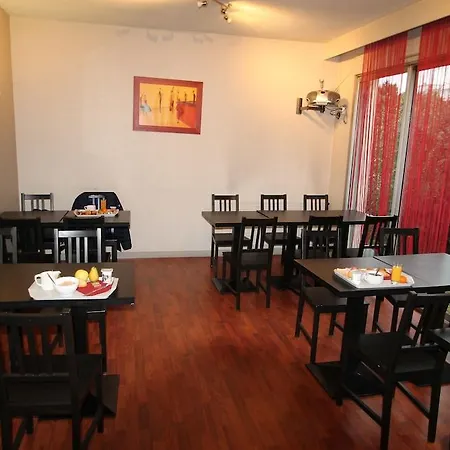 Hotel Adonis Lyon Est Artys 3*